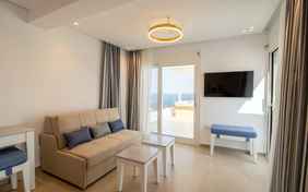 Der offene Wohnbereich mit Schlafsofa der Master Suite